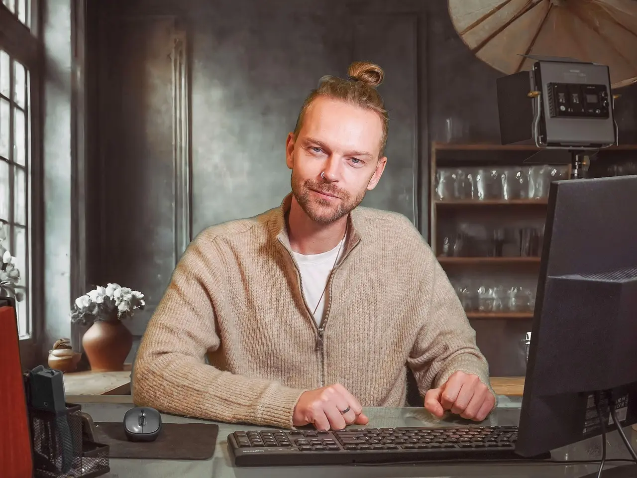 Mand ved skrivebord med computer